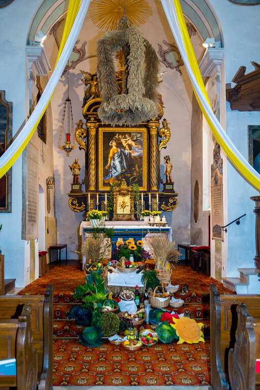 Image: _JA 24253 Erntedank in Hohenried, Erntedankaltar.jpg